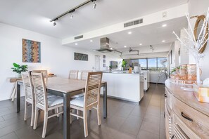 Familienapartment, 3 Schlafzimmer, Meerblick | Essbereich im Zimmer