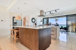 Apartamento Premium, 3 habitaciones, vistas al mar | Cocina privada | Frigorífico grande, microondas, horno y placa de cocina