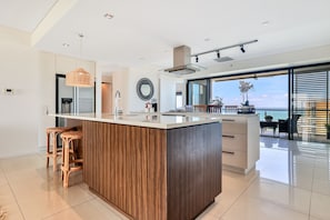 Refrigerador con freezer, microondas, horno, placa de cocina