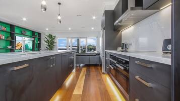 Apartment, 3 Bedrooms | Private kitchen | Full-size fridge, microwave, oven, stovetop