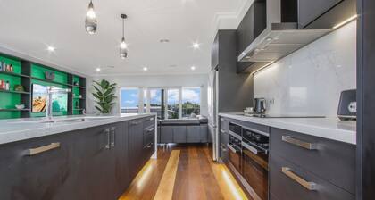 The Apartment, Metung