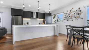 Apartment, 3 Bedrooms | Private kitchen | Full-size fridge, microwave, oven, stovetop