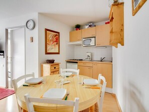 Fridge, microwave, stovetop