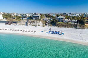 Una spiaggia nelle vicinanze, lettini da mare, teli da spiaggia
