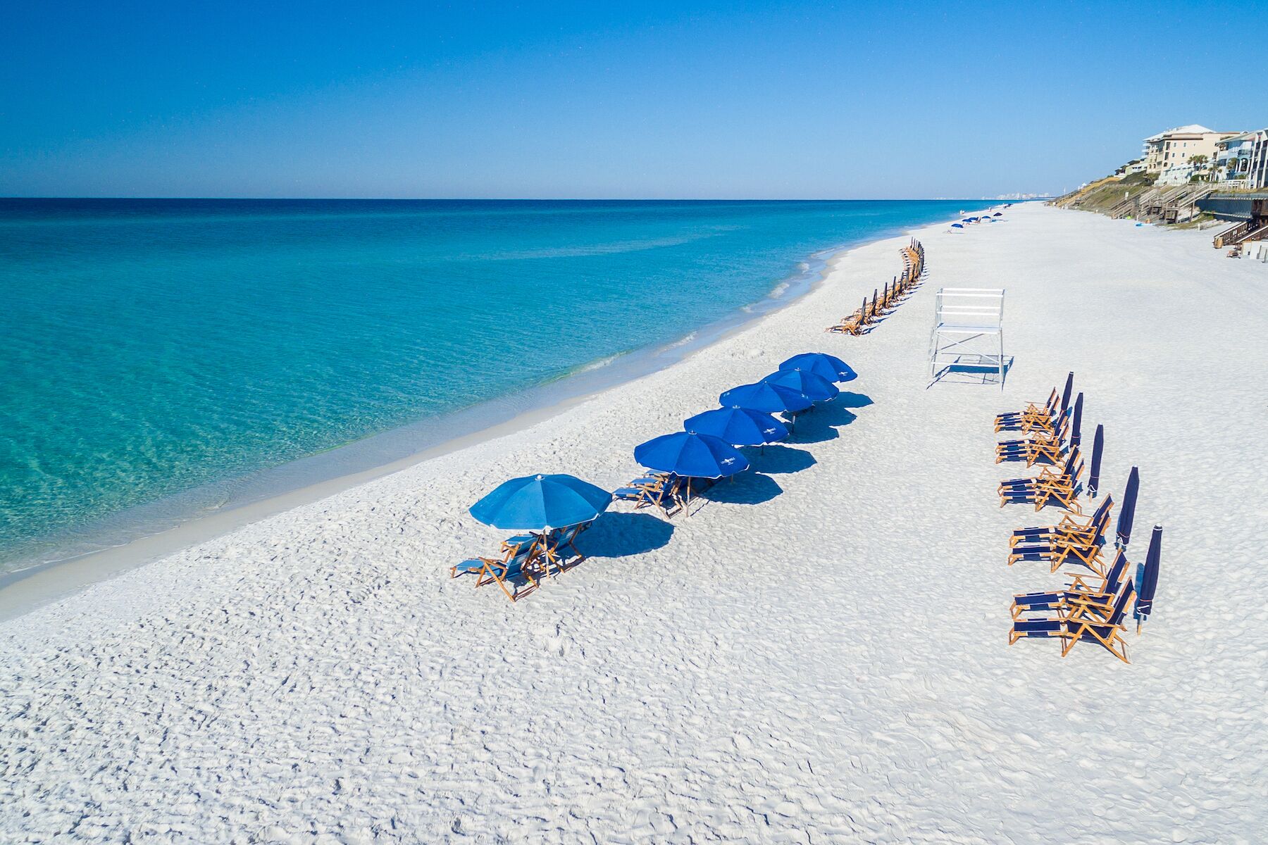 Perto da praia, espreguiçadeiras, toalhas de praia 