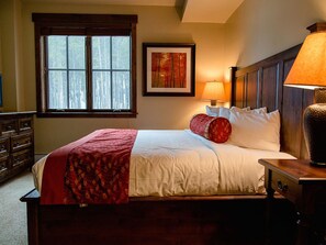 2 bedrooms, memory foam beds, in-room safe, iron/ironing board - Luxury Ski-In/Ski-Out Condo, Grand Lodge on Peak 7, Breckenridge New Year's Vaca (Breckenridge)