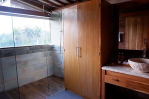 Shower, free toiletries, slippers, towels - Apple Resort Retreat Spa (Tabanan)