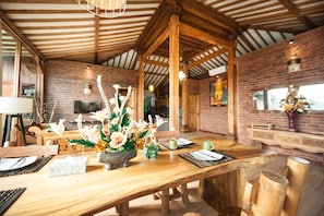 Deluxe Villa, 3 Bedrooms | In-room dining