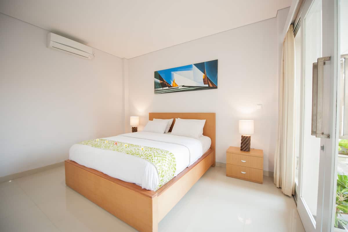 Desk, free WiFi, bed sheets