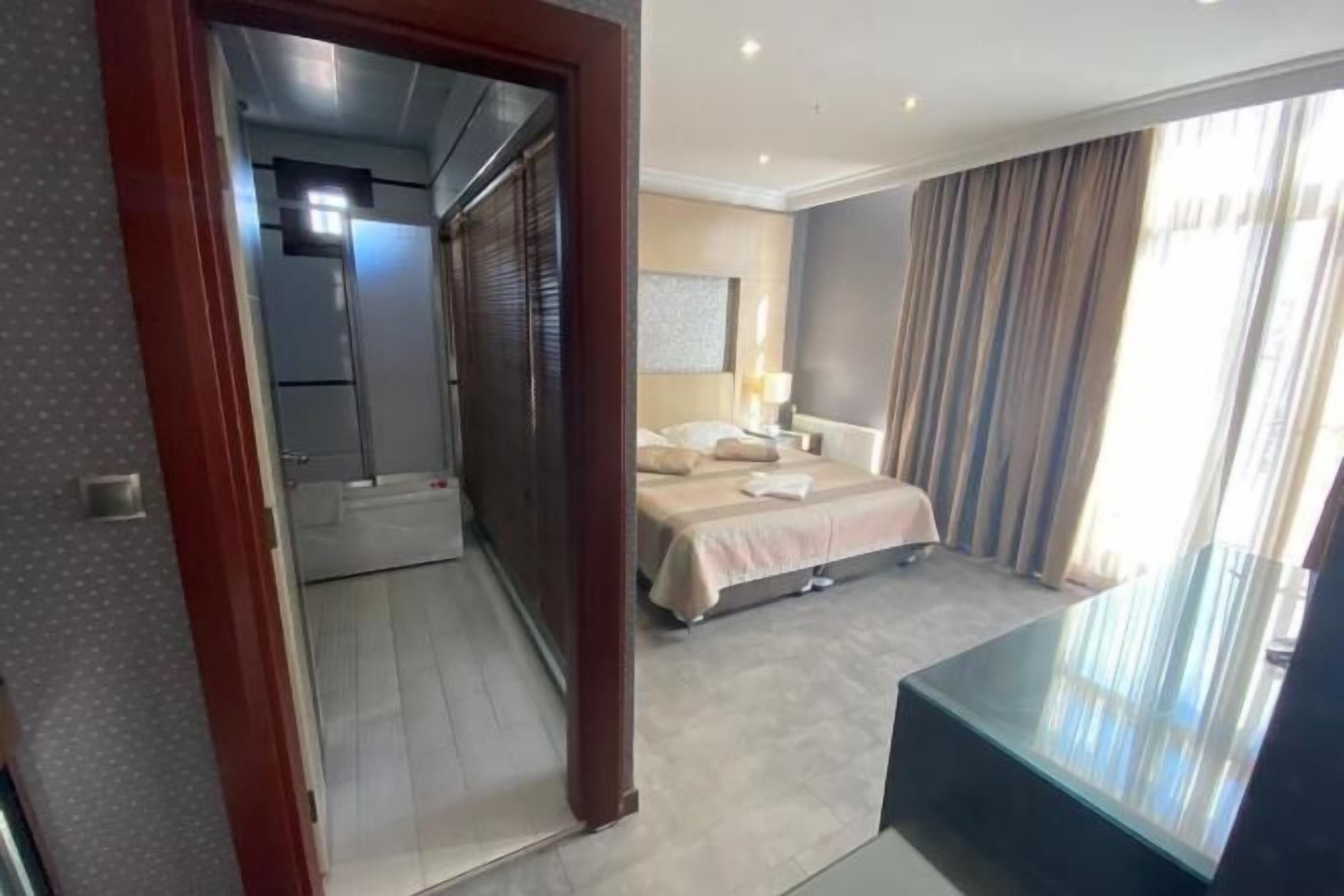 Minibar, in-room safe, soundproofing, free WiFi