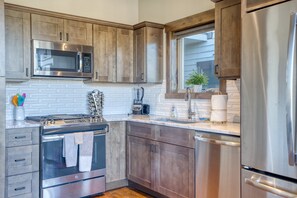 Frigorifero, microonde, forno, piano cottura