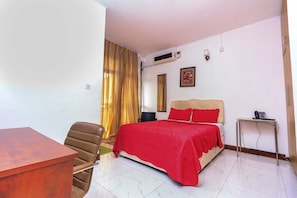 Down comforters, in-room safe, individually decorated, desk - Frontiers Hotel Entebbe (Entebbe)