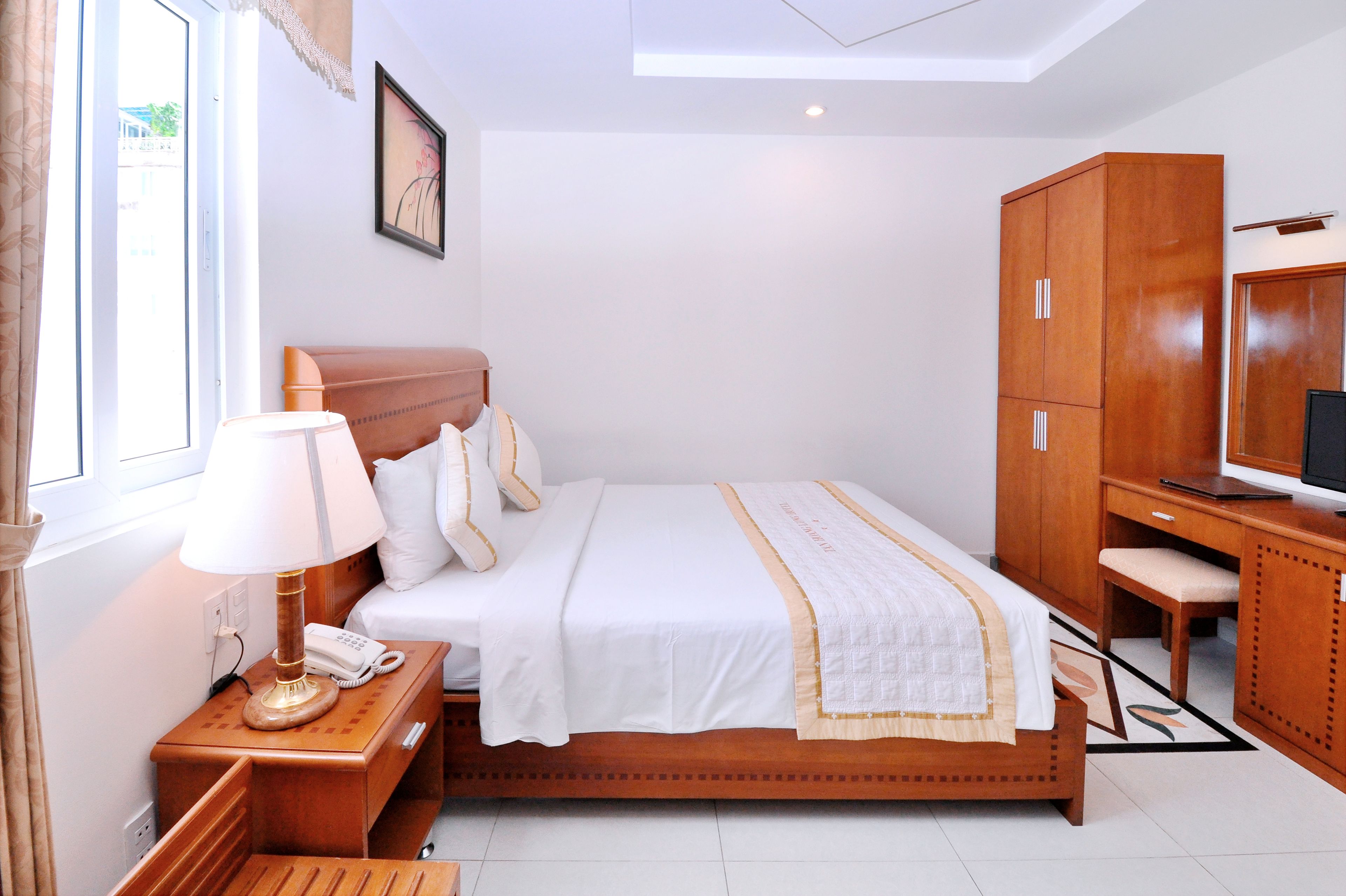 standard double room, 1 queen bed, city view | minibar, in-room safe, blackout curtains, free wifi