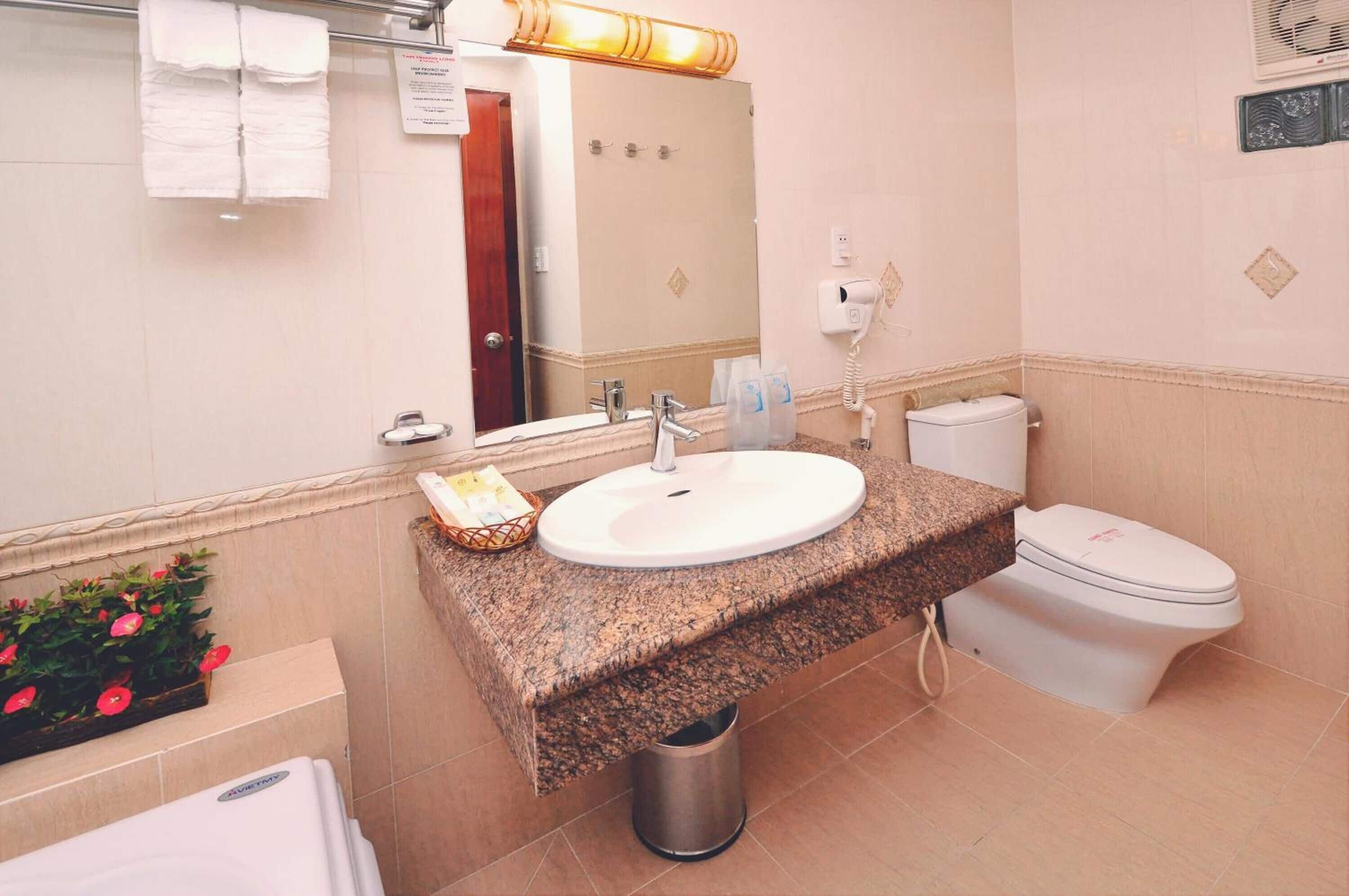 combined shower/bathtub, free toiletries, hair dryer, slippers