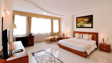 Deluxe Room | 1 bedroom, minibar, in-room safe, blackout curtains