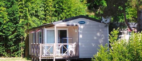 Une maison mobile dotée d’une véranda et d’une enseigne sur laquelle on peut lire « O’HARA ».