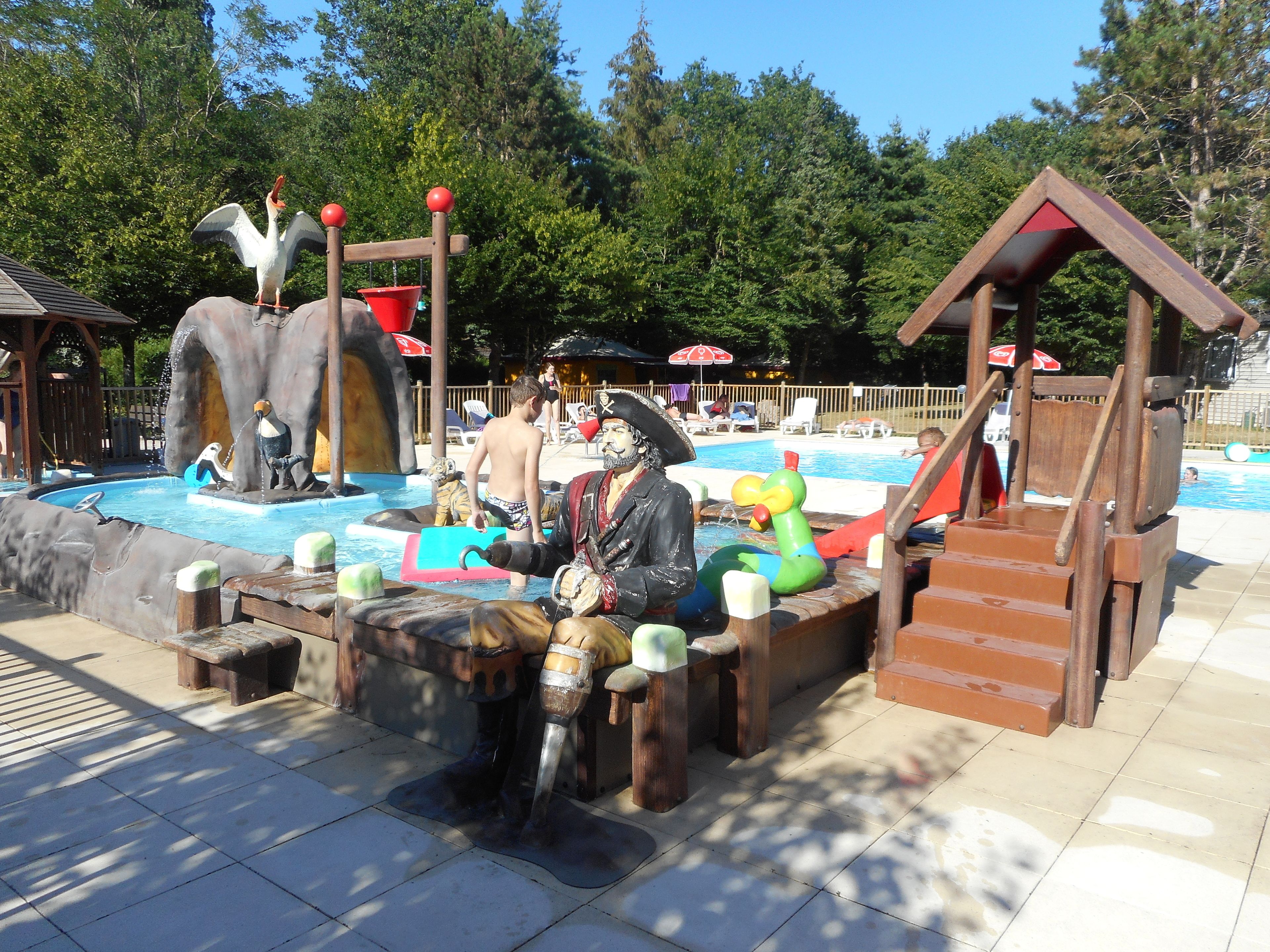 Hồ bơi ngoài trời phục vụ theo mùa, dù/ô trên bãi biển/hồ bơi 