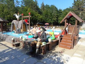 Außenpool (je nach Saison geöffnet), Sonnenschirme, Liegestühle