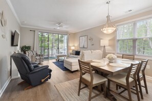 Condo, 2 Bedrooms | Dining