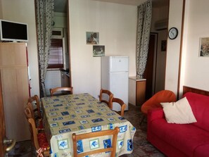 Apartment, 2 Schlafzimmer | Essbereich im Zimmer
