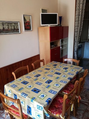 Apartment, 2 Bedrooms | In-room dining