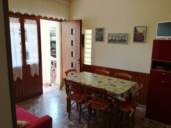 Apartment, 2 Bedrooms | In-room dining