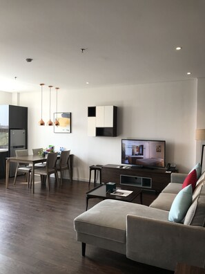 Suite (Single Room) | Minibar, pengeskab på værelset, skrivebord, mørklægningsgardiner