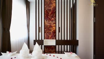 2 bedrooms, minibar, in-room safe, desk