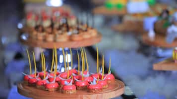 Una presentación de postres con varios niveles, cada uno con una decoración particular.