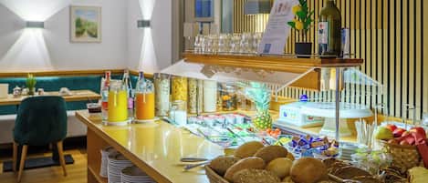 Petit déjeuner complet (7.50 EUR par personne)