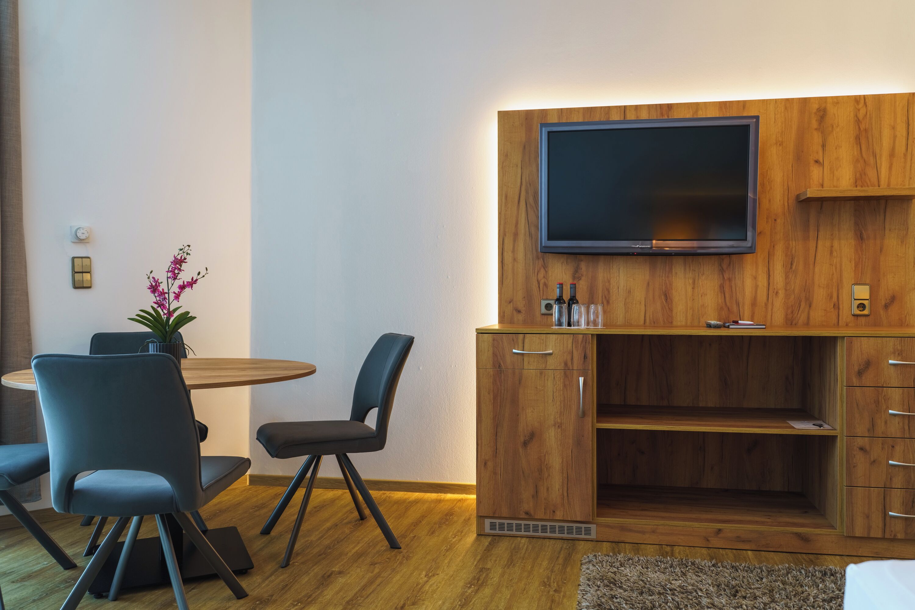 junior suite, 1 bedroom | minibar, in-room safe, desk, blackout curtains