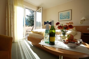 Tallelokero huoneessa, pimennysverhot, silitysrauta/-lauta