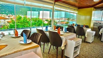 Breakfast and dinner served