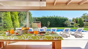 Villa, 3 soverom, privat basseng | Spiseområde på rommet