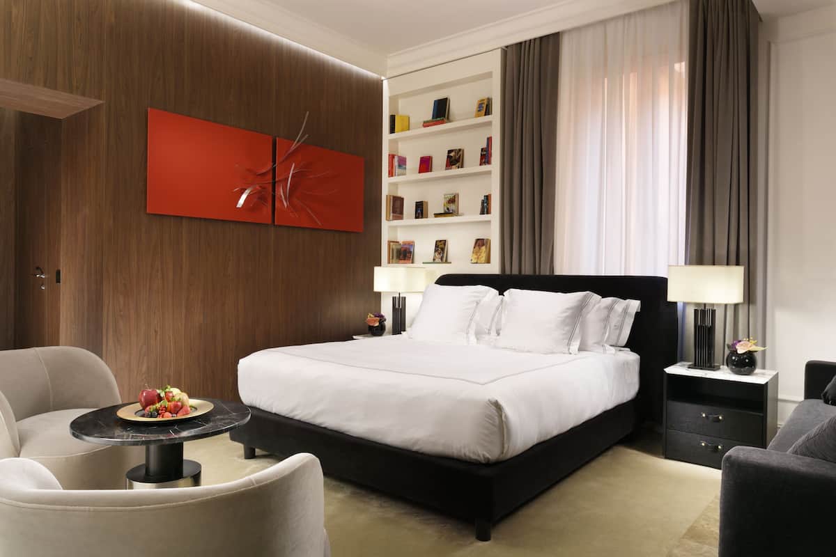 Seprai premium, minibar, brankas, dan kedap suara