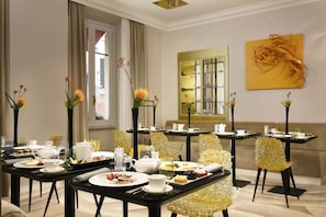 Petit déjeuner complet (50 EUR par personne)