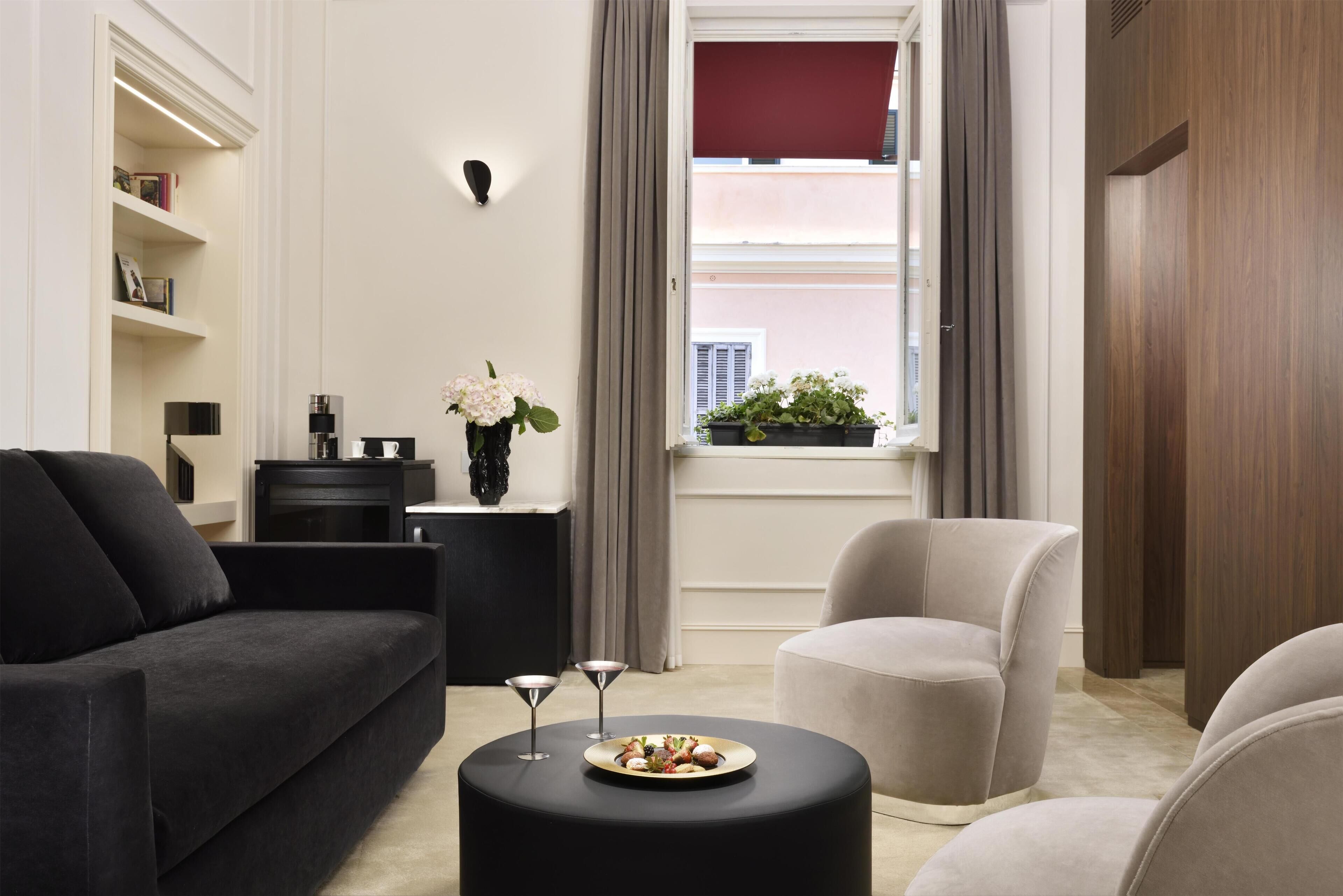 เครื่องนอนระดับพรีเมียม, มินิบาร์, ตู้นิรภัยในห้องพัก, ห้องเก็บเสียง