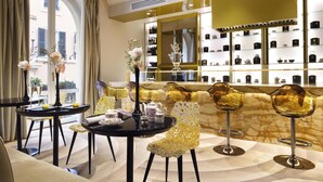 Un intérieur luxueux comprenant un bar, des sièges et une présentation de bouteilles et de verres.