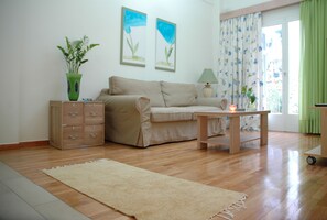 Appartement, 1 chambre | Aire de séjour | Téléviseur à écran plat de 32 po avec télévision par câble, téléviseur