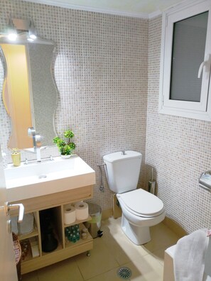 Appartamento, 3 camere da letto (No 6) | Bagno | Doccia, set di cortesia gratuito, asciugacapelli, pantofole