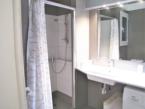 Departamento, 1 habitación | Baño | Regadera, amenidades de baño gratuitas, secadora de cabello, pantuflas 