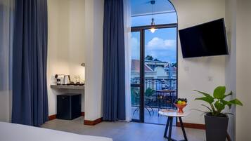 Blanc Club with Bathtub and Balcony | Premium bedding, pillow-top beds, minibar, in-room safe