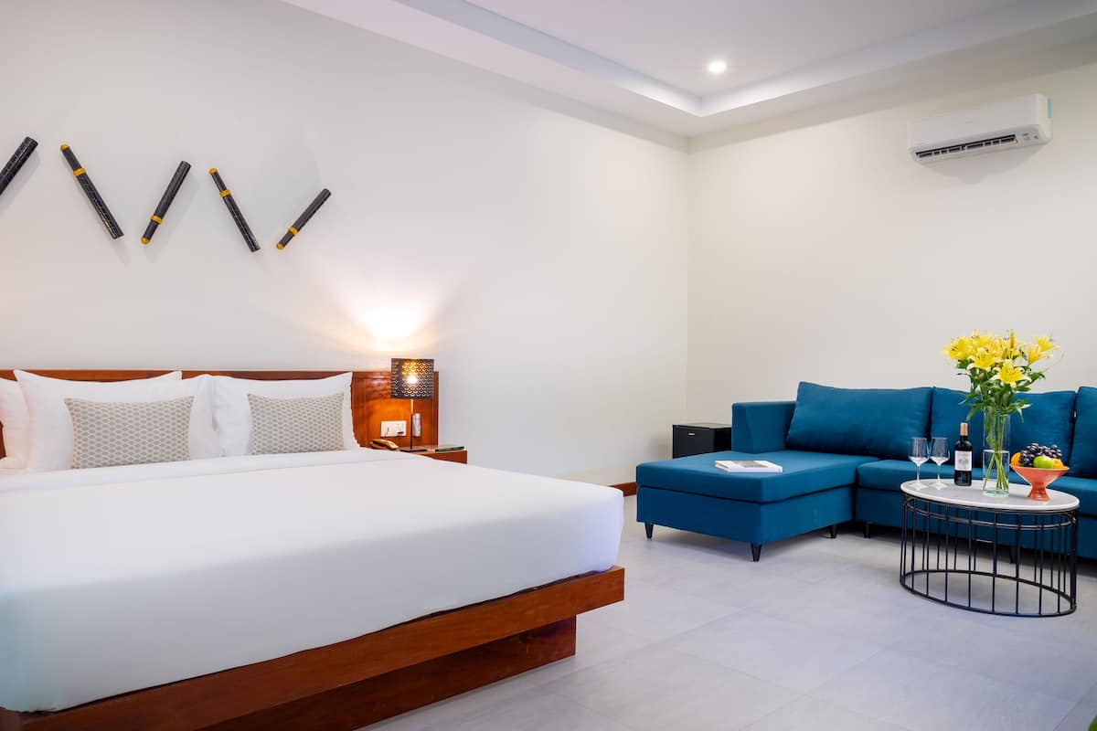 Premium bedding, pillow-top beds, minibar, in-room safe