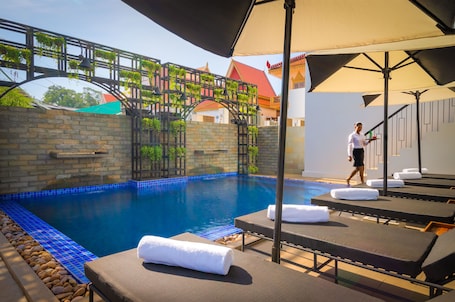 室外游泳池,09:00 至 22:00 开放,池畔遮阳伞