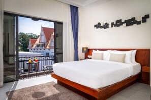 Kahden hengen classic-huone, parveke (Free Pickup) | Ylelliset vuodevaatteet, pillowtop-patjalliset sängyt, minibaari