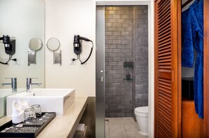 Designer-hygieniatuotteet, hiustenkuivaaja, kylpytakit, tohvelit