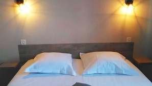 Cortinas blackout, cunas, wifi gratis y decoración personalizada 