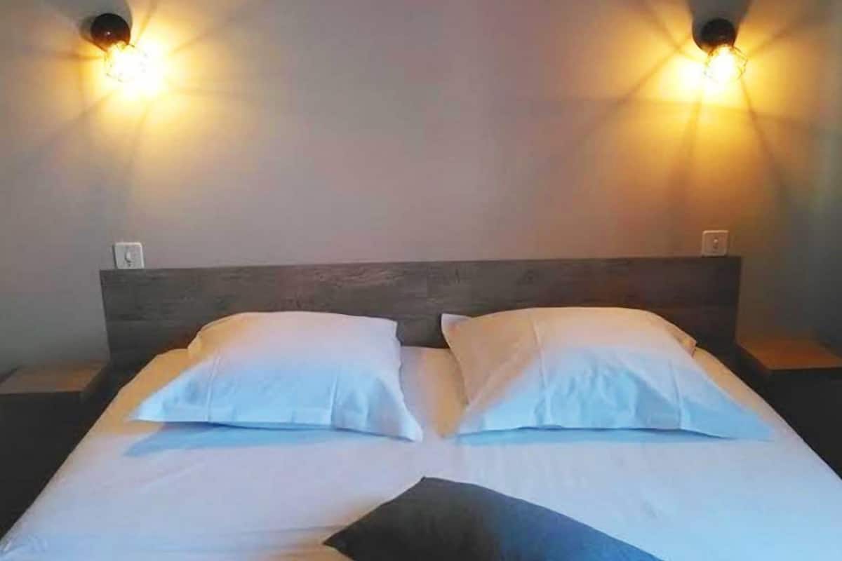 Habitación doble | Cortinas blackout, cunas, wifi gratis y decoración personalizada