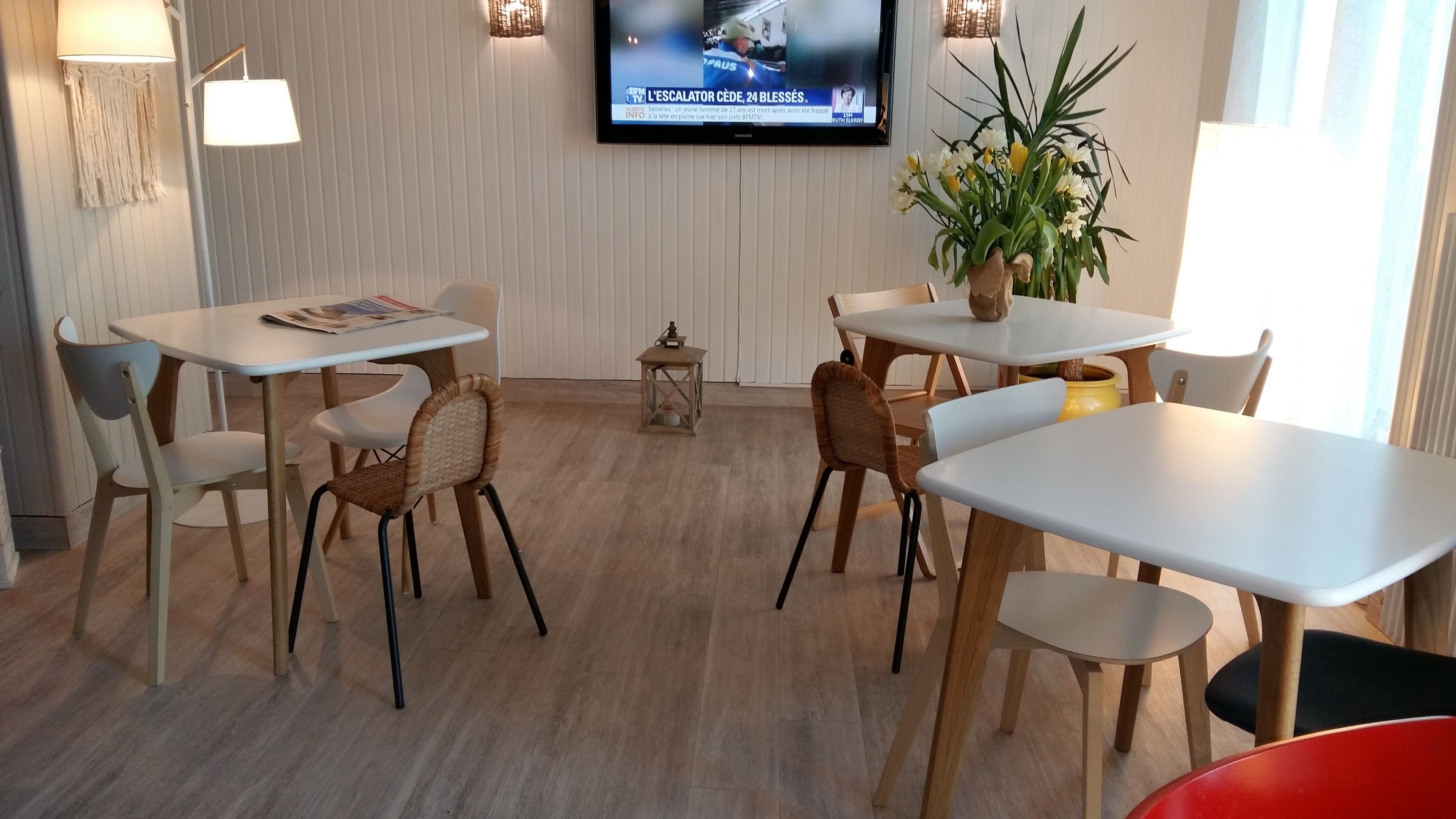 بوفيه فطور يوميًا بتكلفة قدرها (6.8 EUR للشخص)