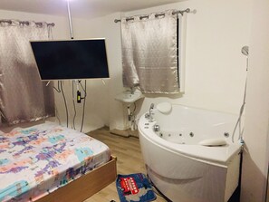 Honeymoon-Suite, 1 Queen-Bett, Whirlpool | Badezimmer | Dusche, Regendusche, kostenlose Toilettenartikel, Haartrockner